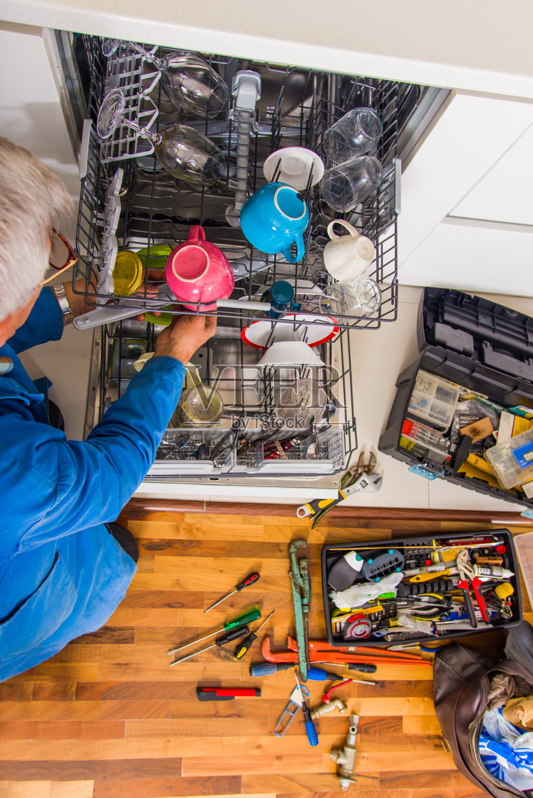 工人修理洗碗机照片摄影图片