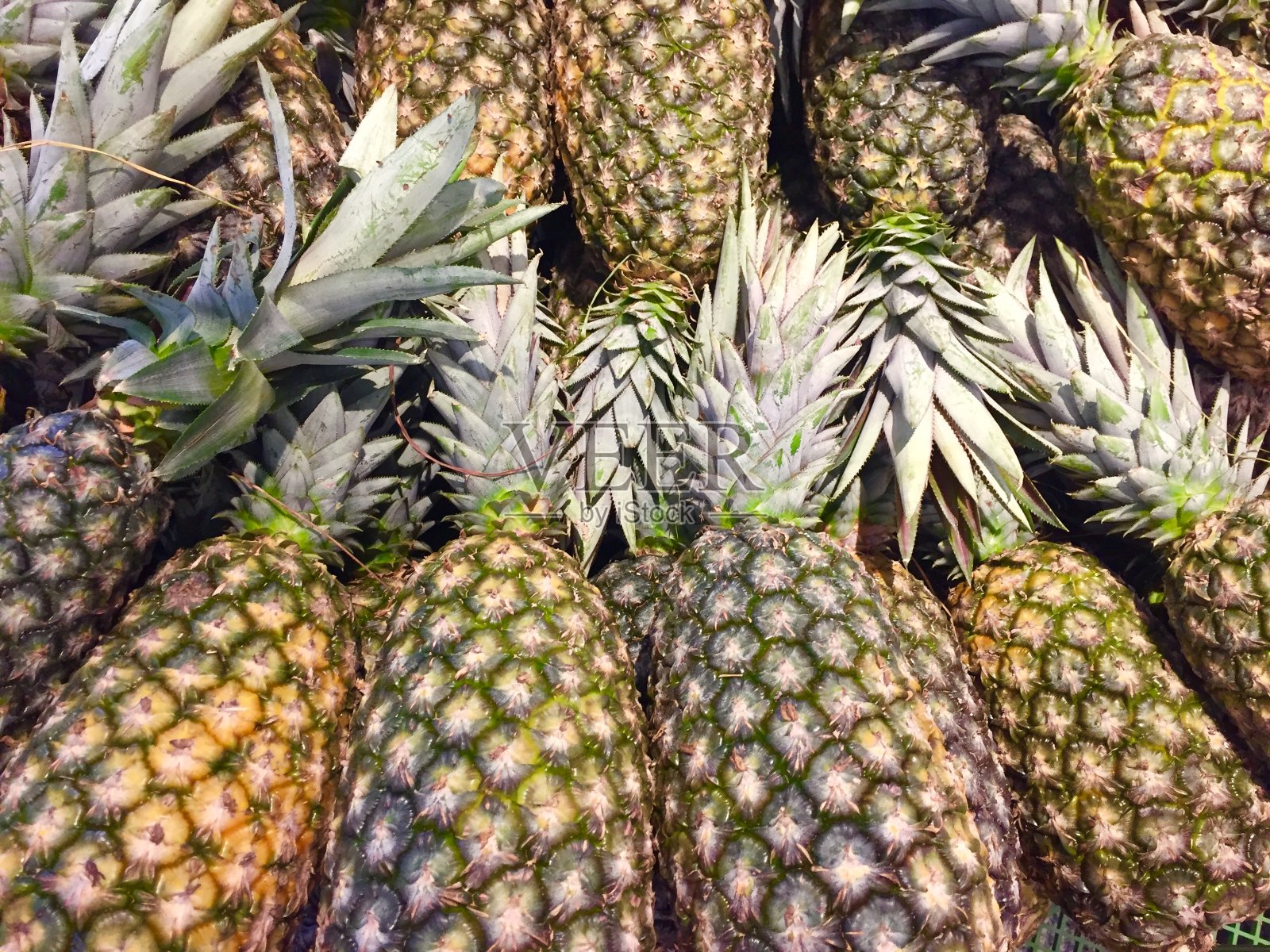 超市里出售的成熟菠萝的背景照片摄影图片