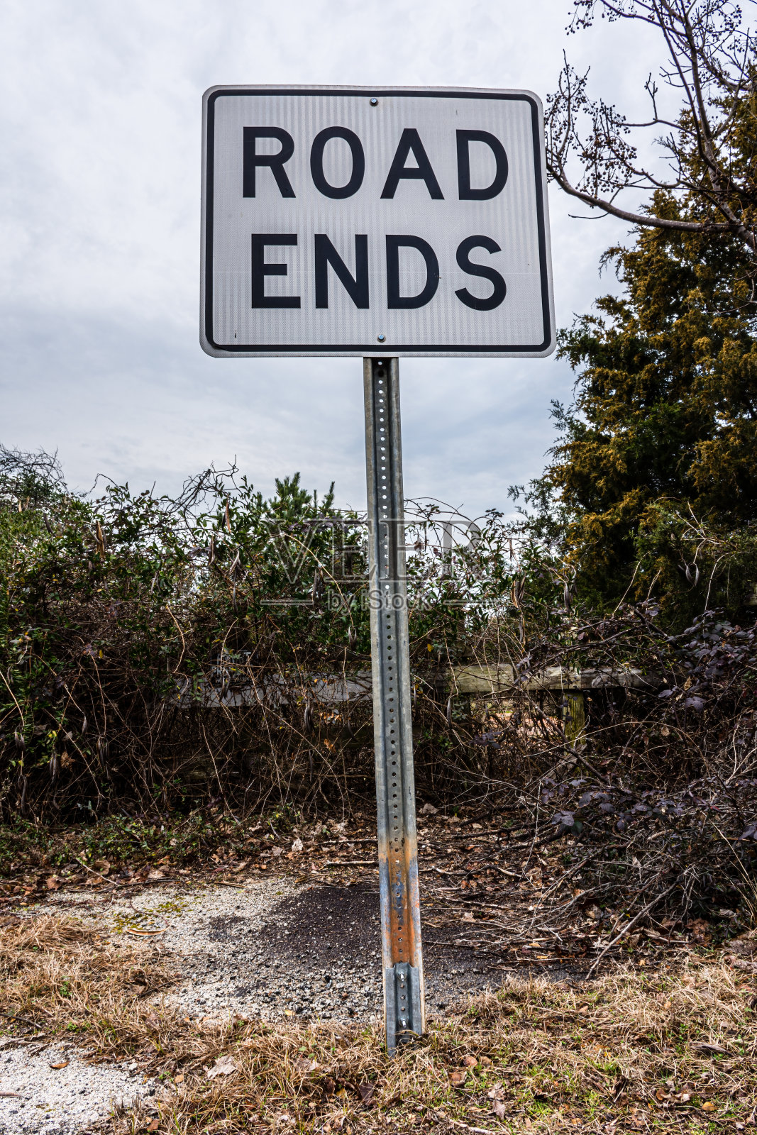 路的尽头是一条废弃的乡村道路照片摄影图片