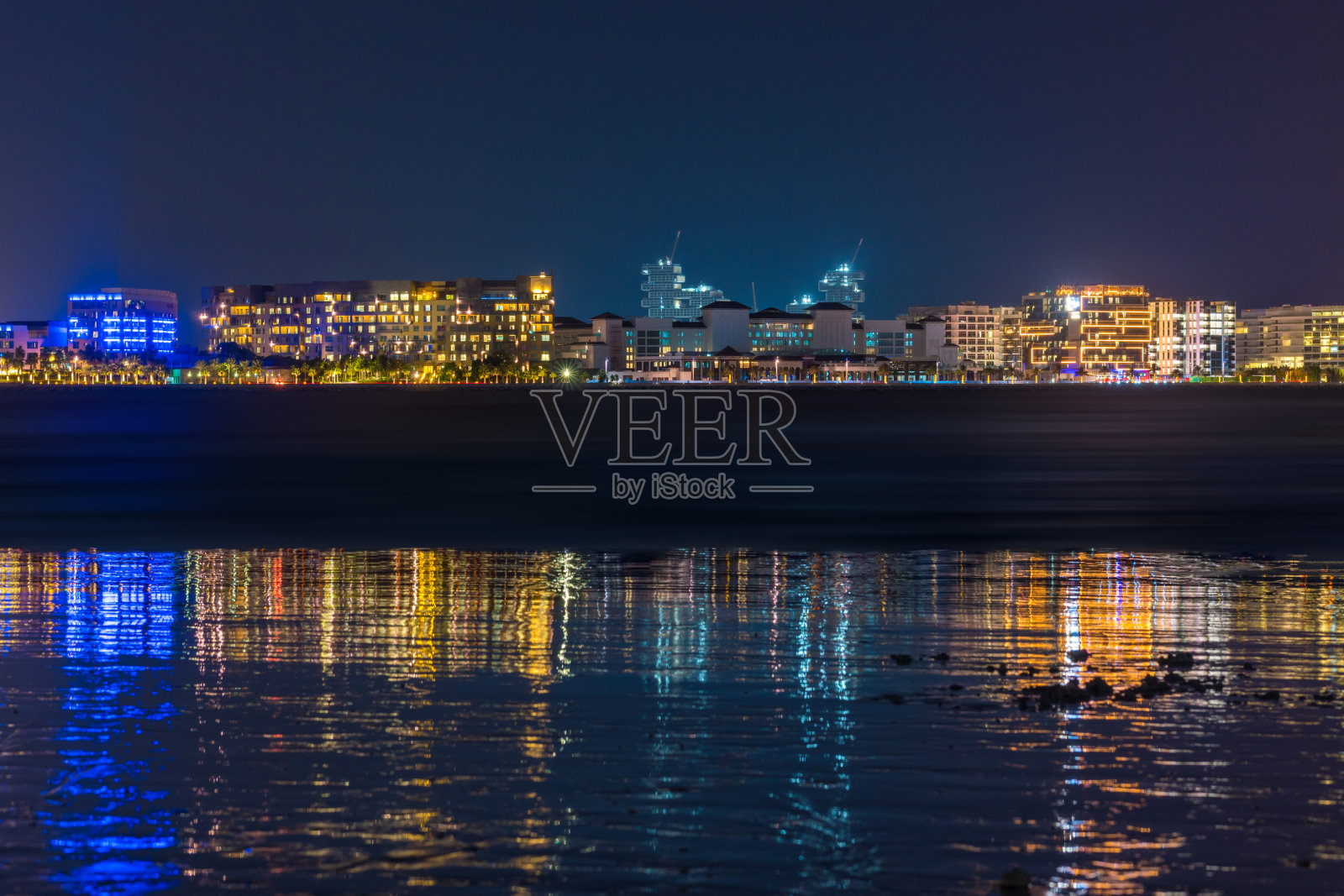 迪拜现代天际线夜景照片摄影图片