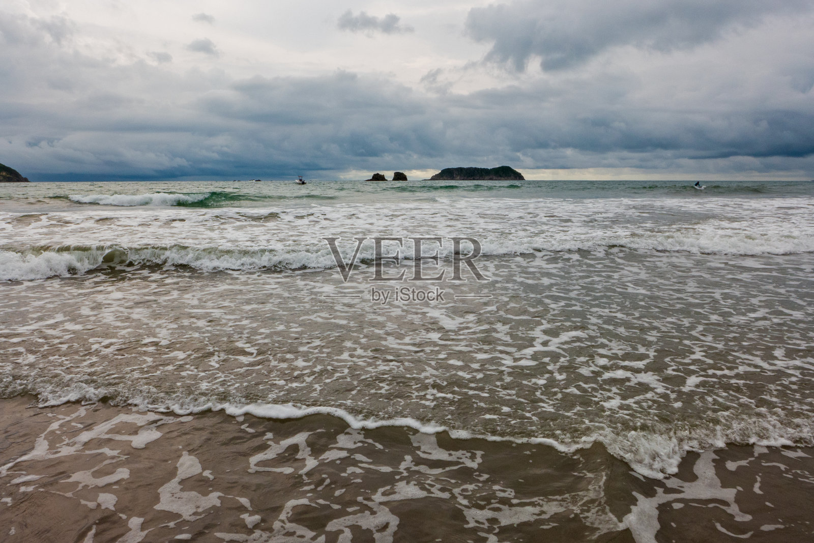 傍晚的气氛在哥斯达黎加的多米尼加海滩。照片摄影图片