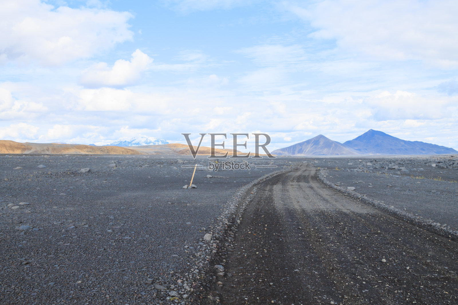 沿着冰岛中部高地的土路。照片摄影图片