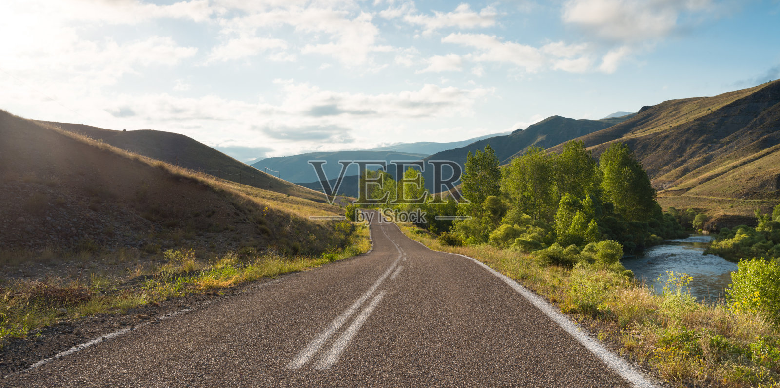 安纳托利亚的乡村公路。照片摄影图片