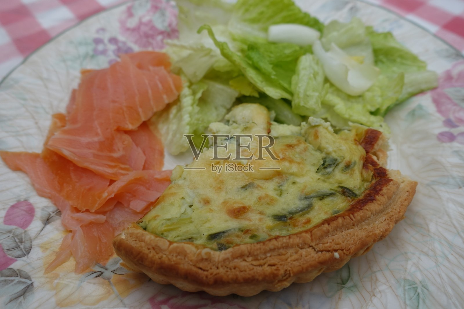 韭菜乳蛋饼熏鲑鱼调味蔬菜沙拉自助餐照片摄影图片