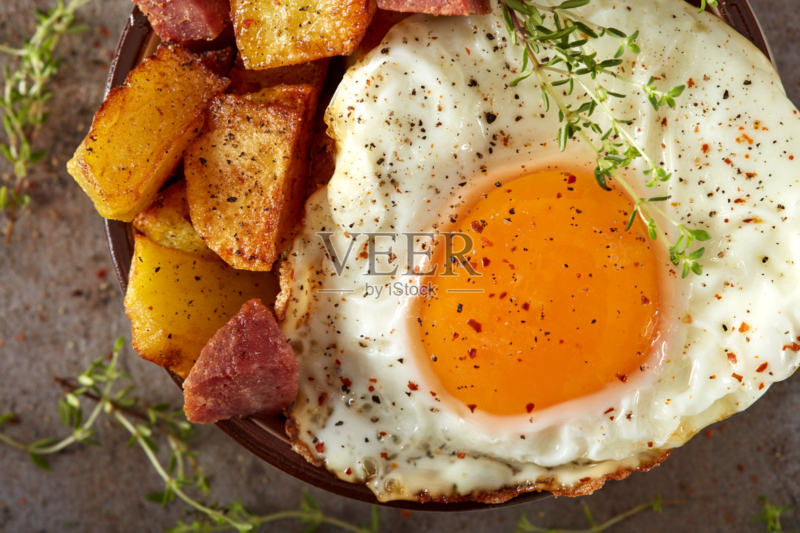 煎蛋配土豆和猪肉香肠照片摄影图片