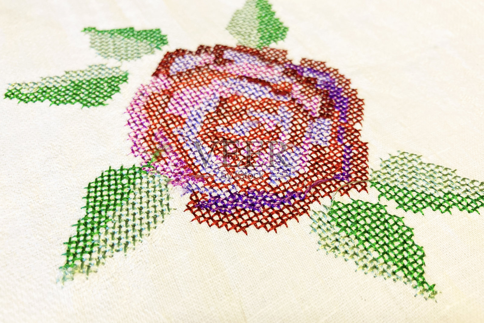 在白色亚麻织物上，以花朵的形式机器刺绣的元素。照片摄影图片