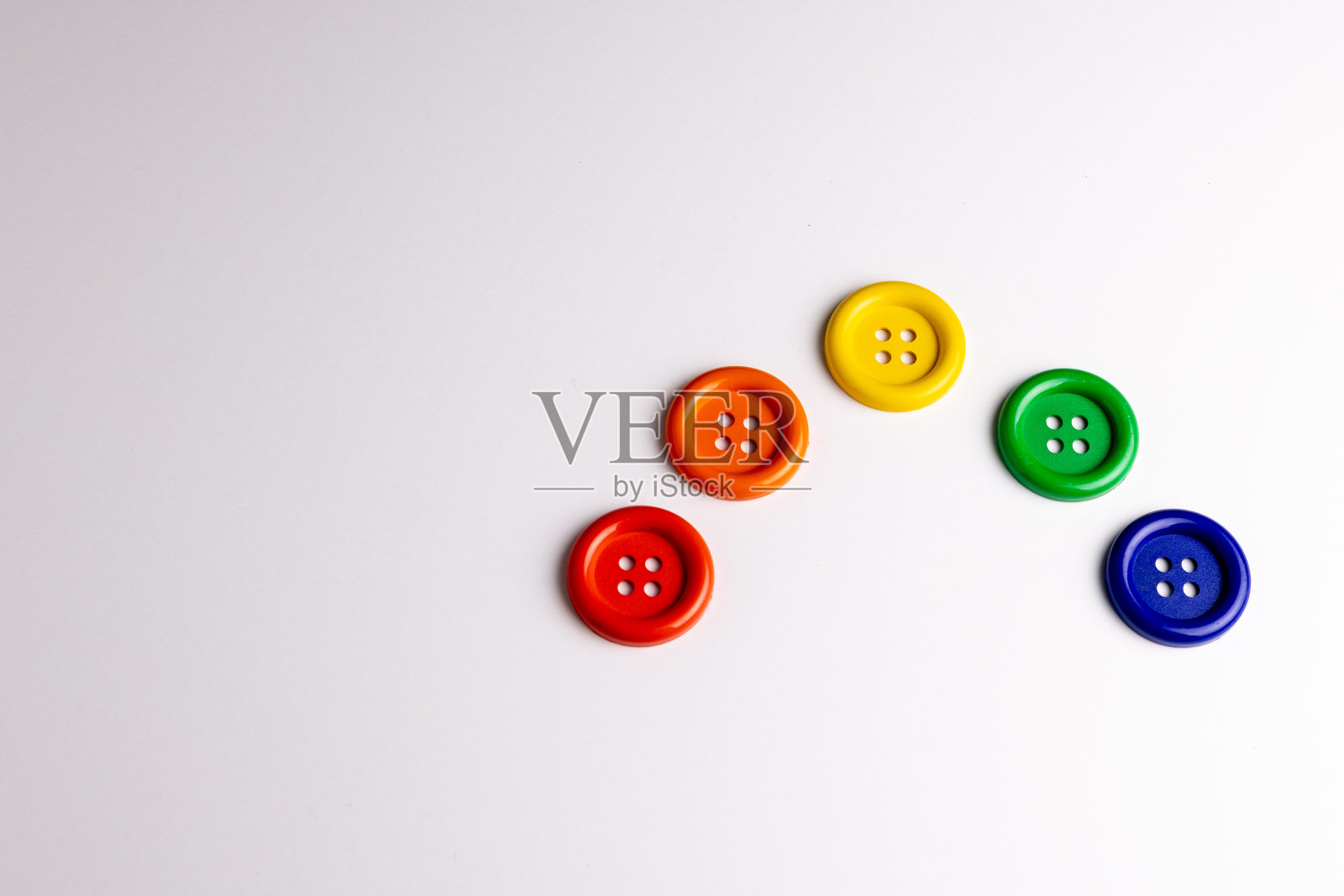 白色背景上的彩色按钮照片摄影图片