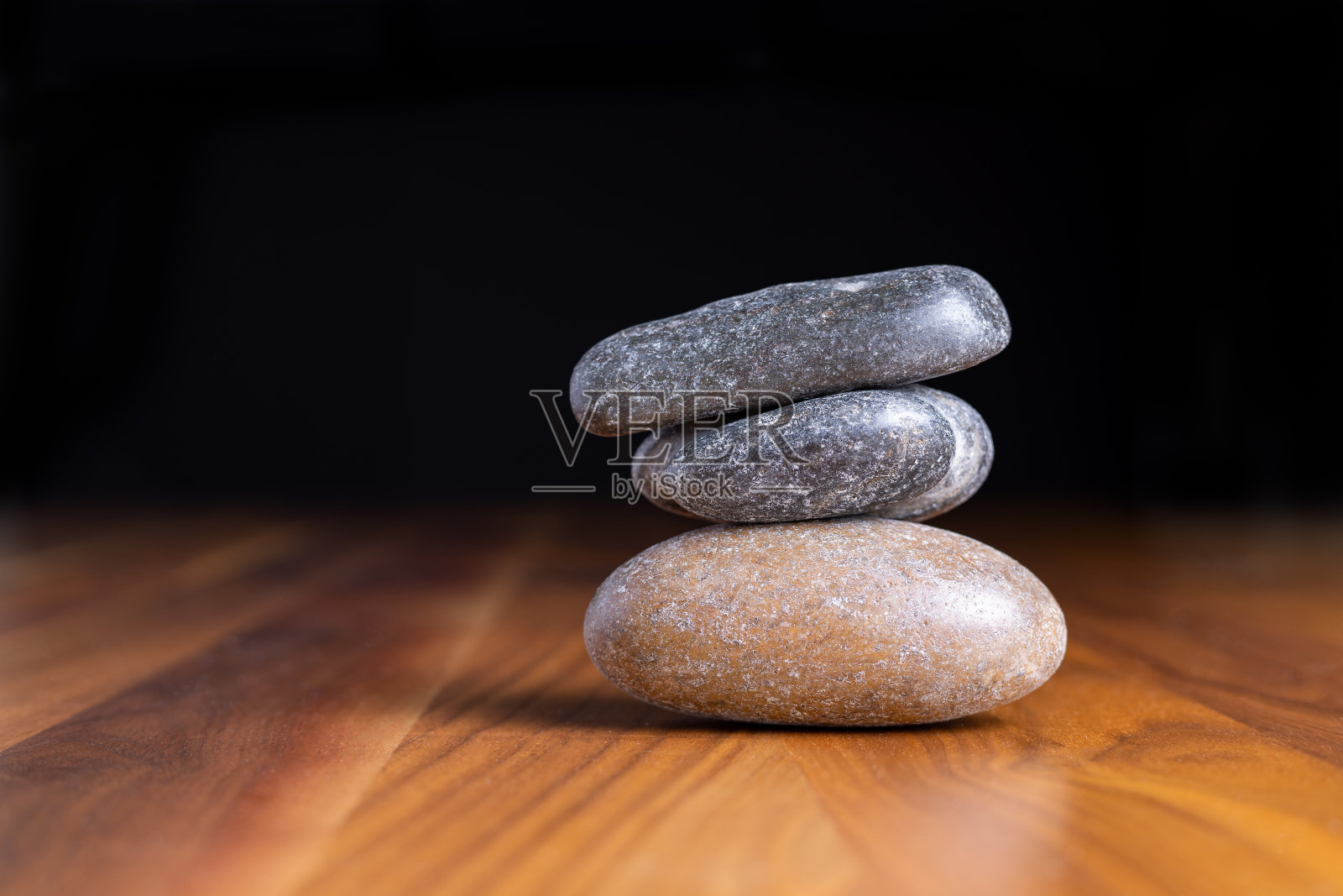 木桌上的禅意石照片摄影图片