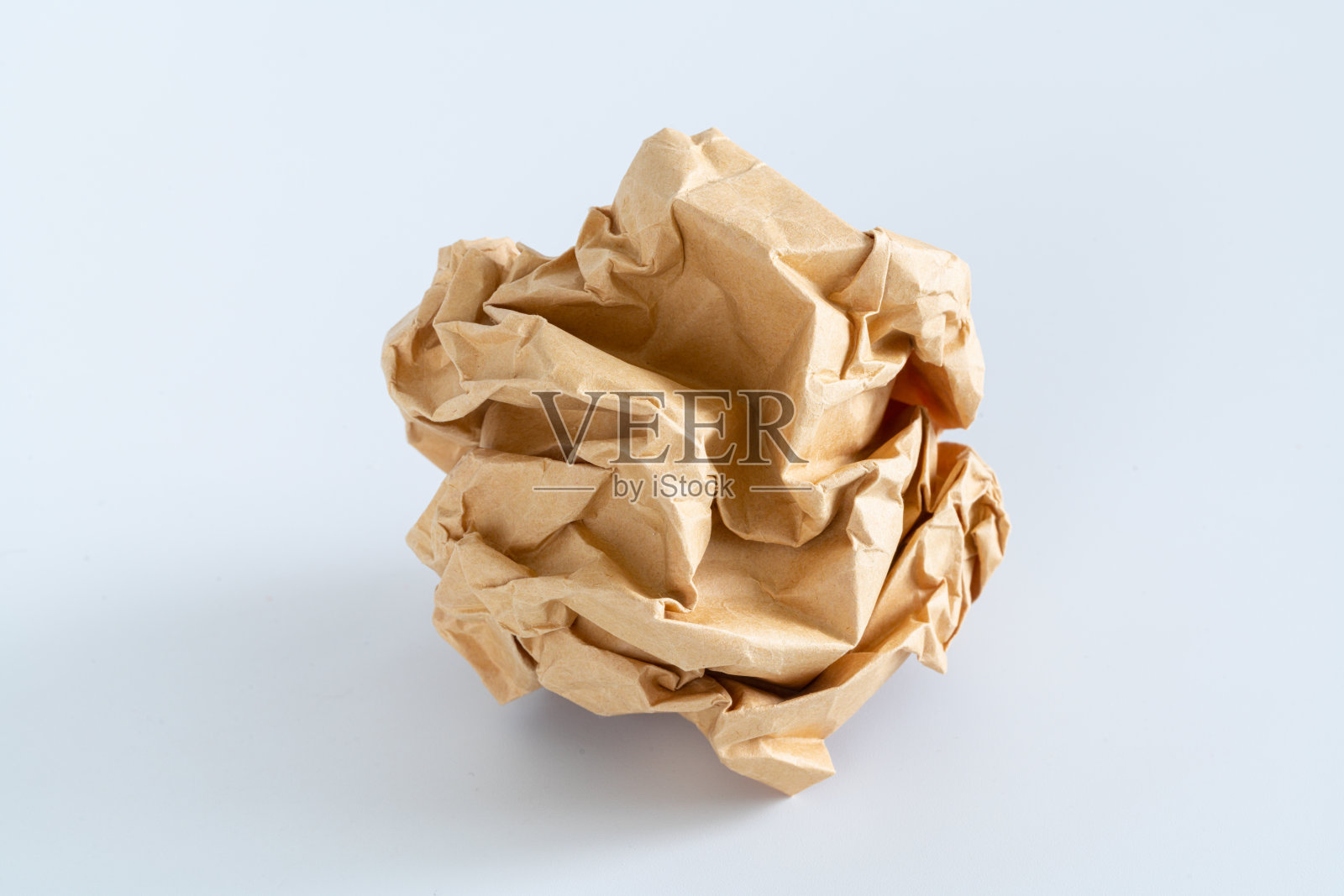 白色背景上孤立的皱巴巴的纸球照片摄影图片