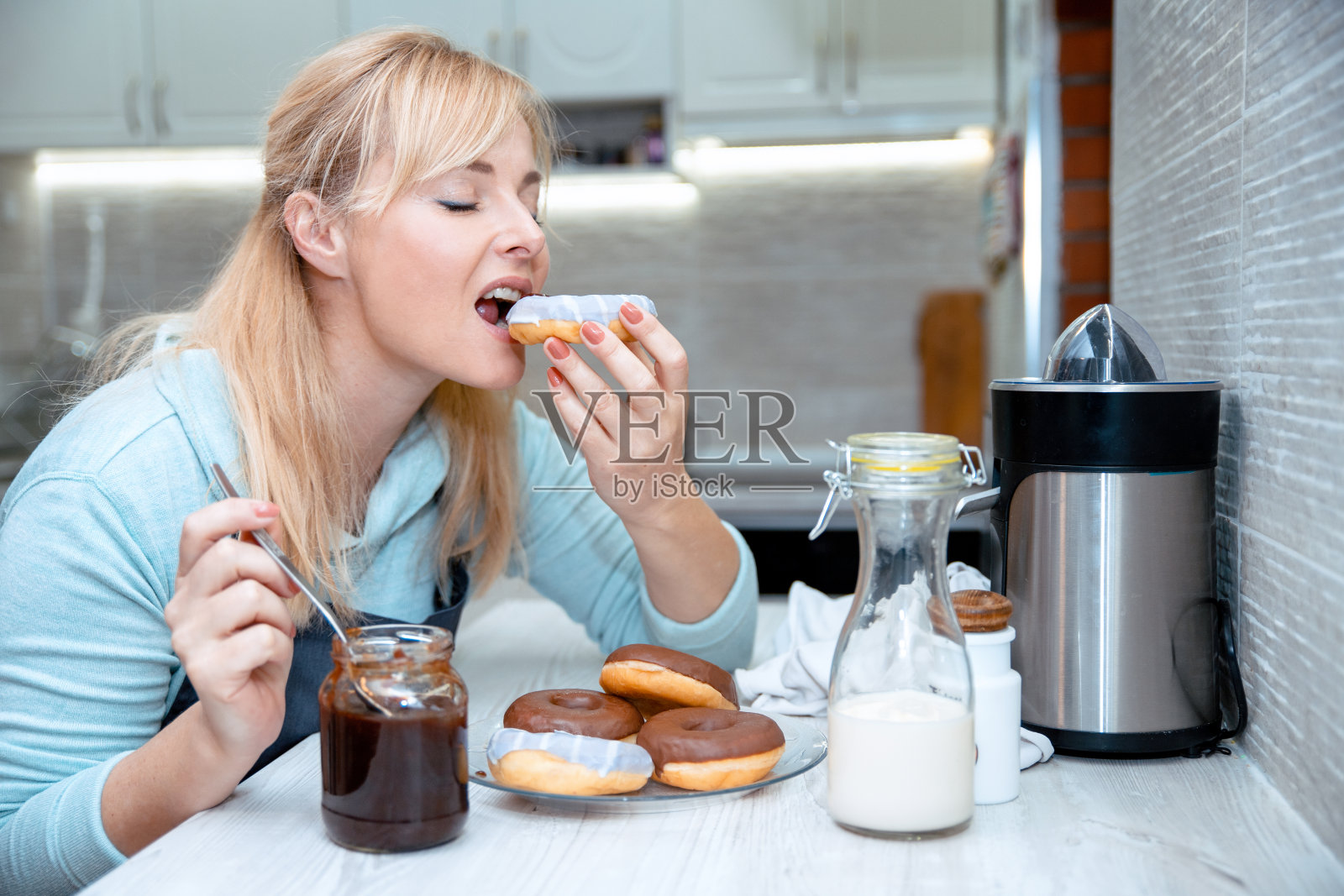 给家庭主妇提供舒适的甜食照片摄影图片