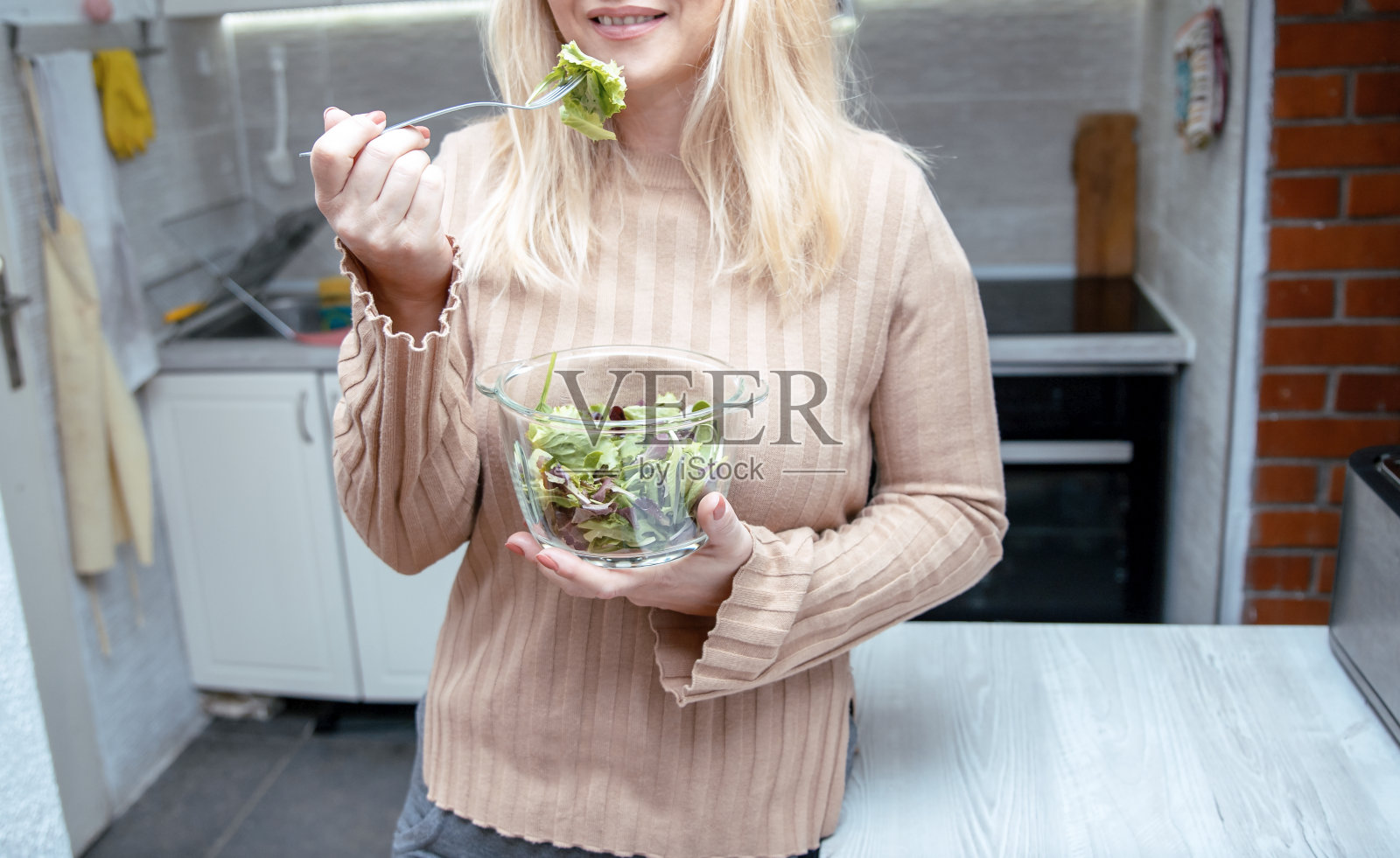 新鲜的蔬菜沙拉总是不错的照片摄影图片