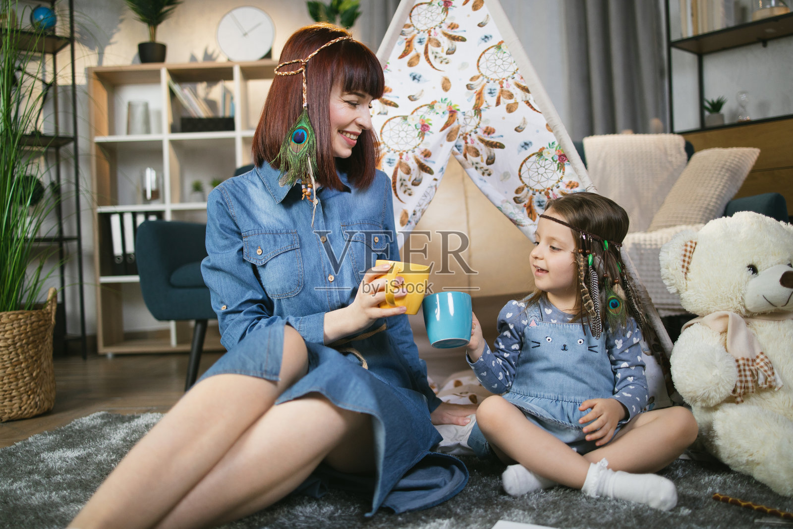 妇女和儿童在棚屋附近的家中玩耍照片摄影图片