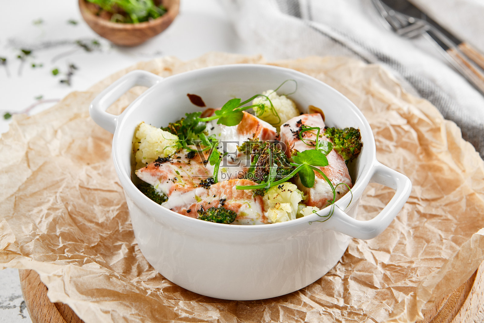 健康饮食:清蒸蔬菜配三文鱼。健康的鲑鱼餐，配西兰花和花椰菜。午餐是砂锅配鱼和花椰菜。节食菜单上的花椰菜。煮好的鱼和蔬菜。照片摄影图片