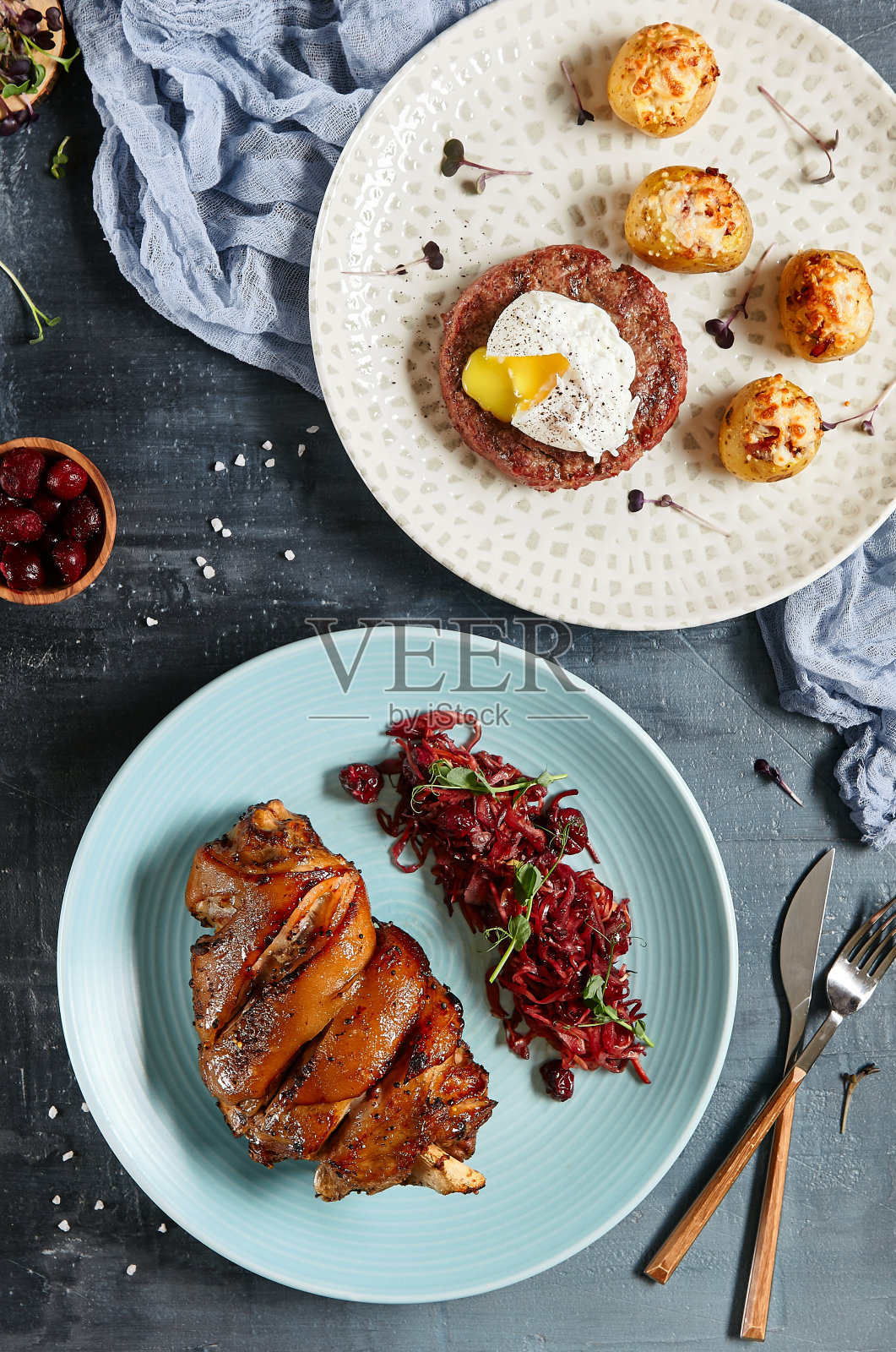 主菜组成:牛排配鸡蛋和烤小土豆，火腿蹄膀和红烧泡菜。肉类菜单的概念。牛肉和猪肉。石头桌上放牛排和什锦牛排。照片摄影图片