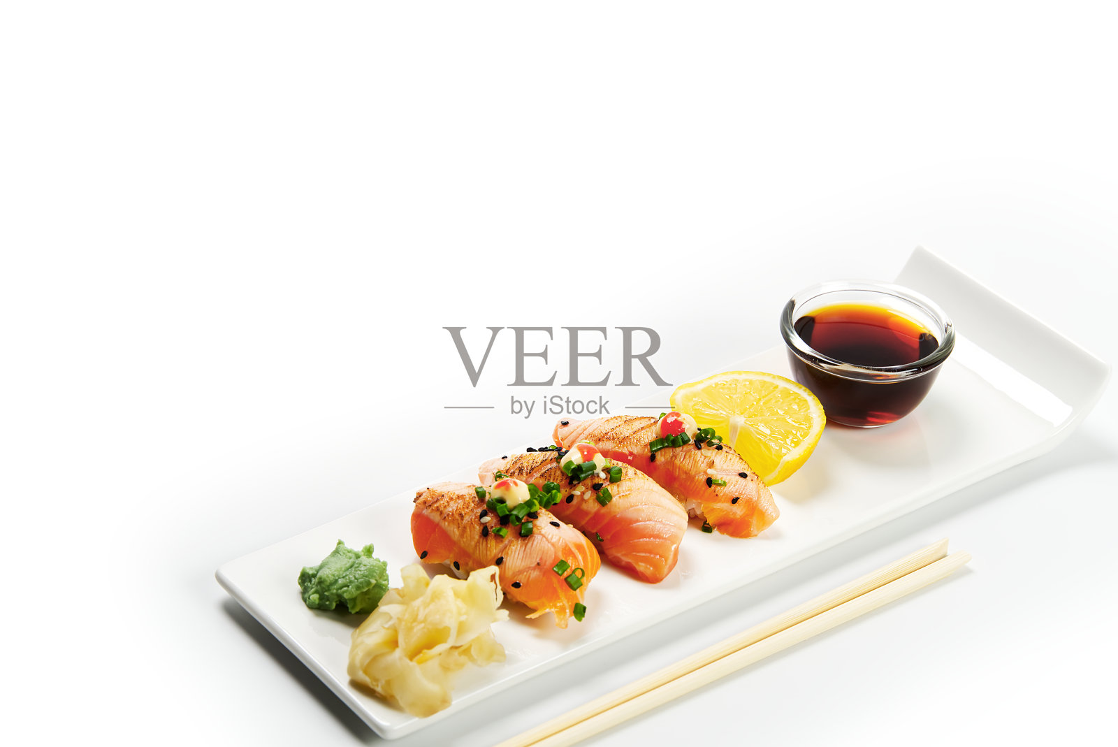 白色背景上的各种寿司卷。文本的复制空间。前视图。日本料理餐厅寿司卷盘照片摄影图片