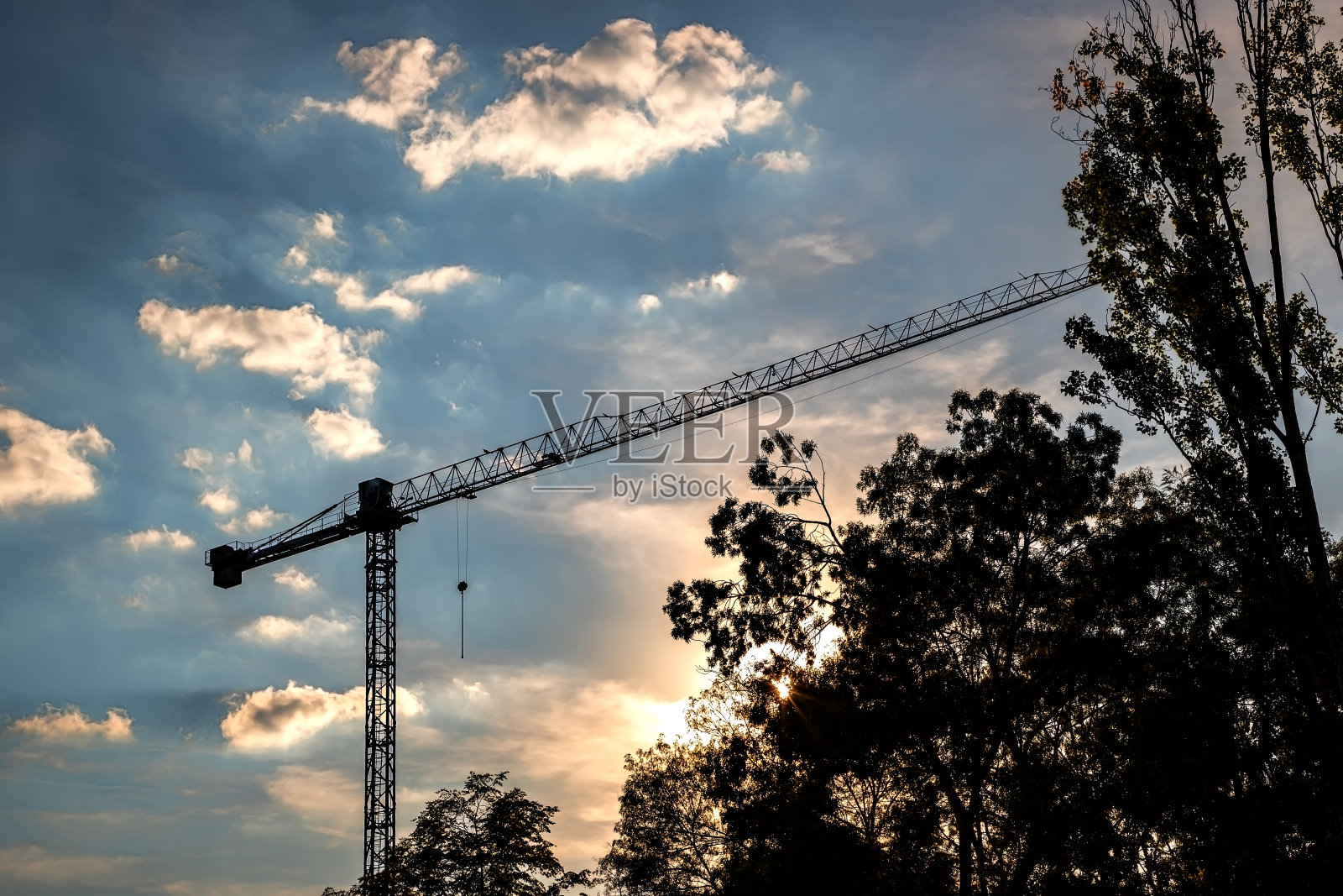 起重机在日落时分照片摄影图片