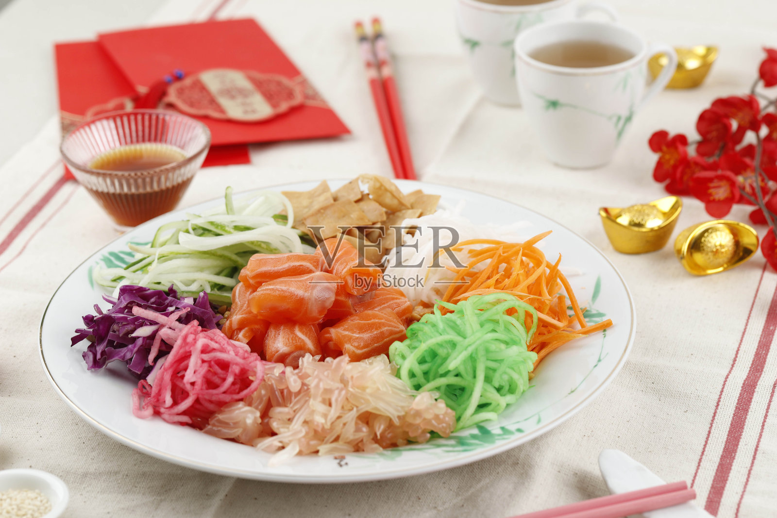 “鱼生”是一种粤式生鱼沙拉。照片摄影图片