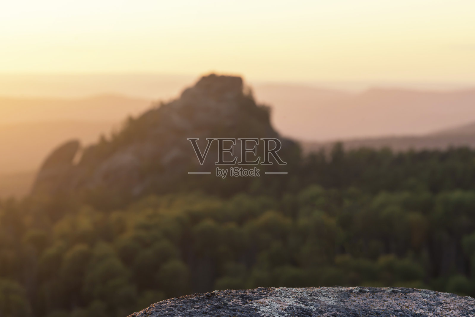 户外自然的模型背景。山在傍晚的日落。环保产品，水，旅游主题或天然化妆品照片摄影图片