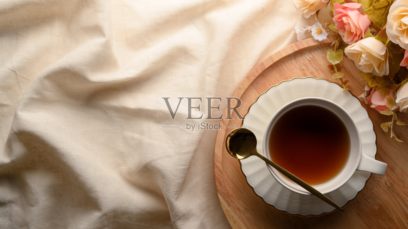 女人味的复古茶几，木制托盘上放着陶瓷茶杯照片摄影图片