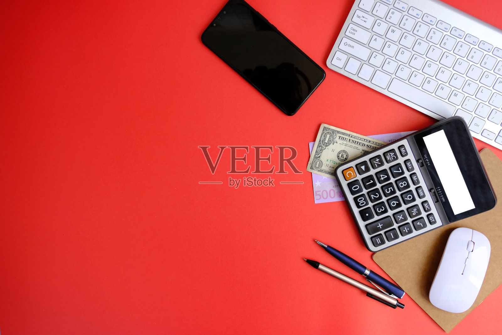 平铺最小的家庭办公空间。银色键盘记事本，办公桌椅，笔记本电脑，用品和平板电脑照片摄影图片