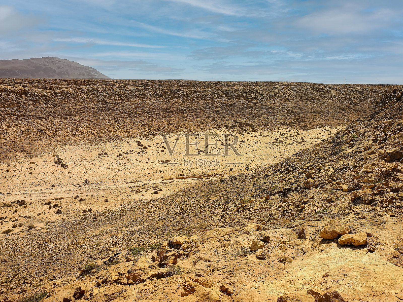 岩石沙漠上明亮的天空照片摄影图片
