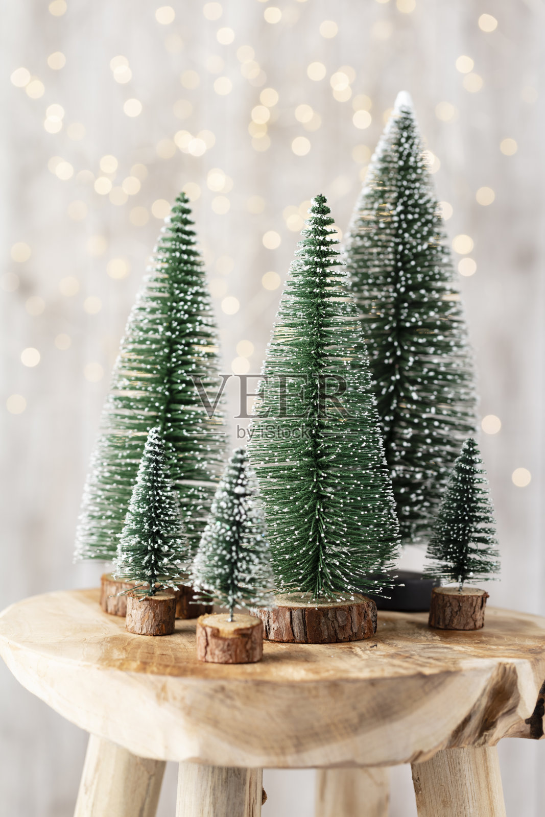 圣诞树在散景木，散景背景。照片摄影图片