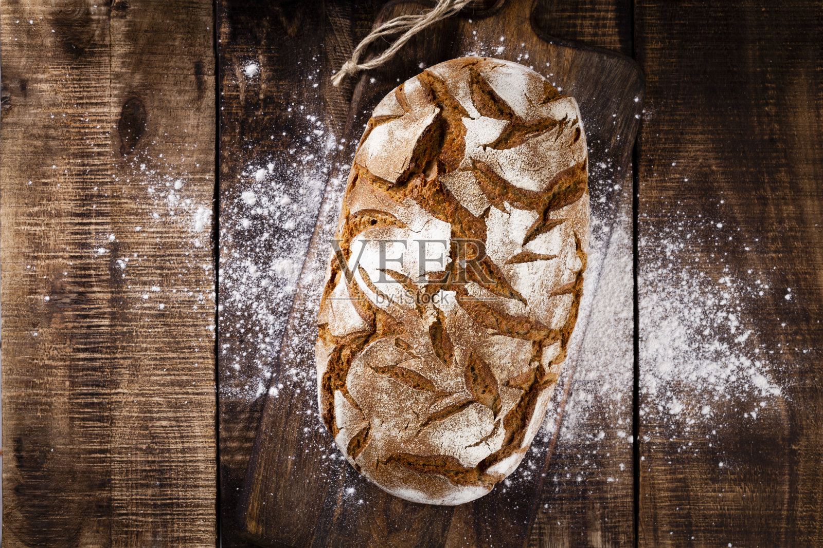 切成薄片的黑麦面包在砧板上，特写…照片摄影图片
