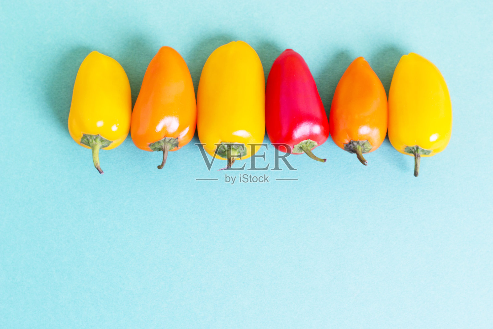 盘子里放着五颜六色的迷你辣椒照片摄影图片