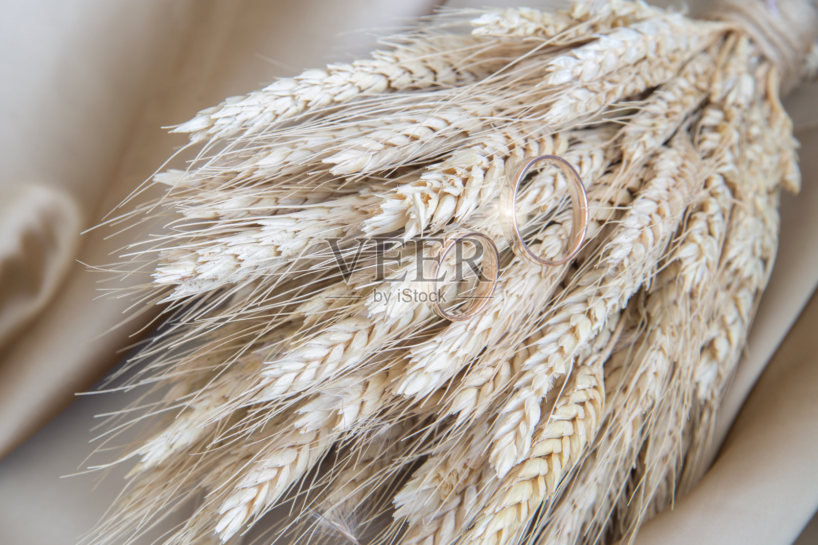 小麦上的结婚戒指照片摄影图片