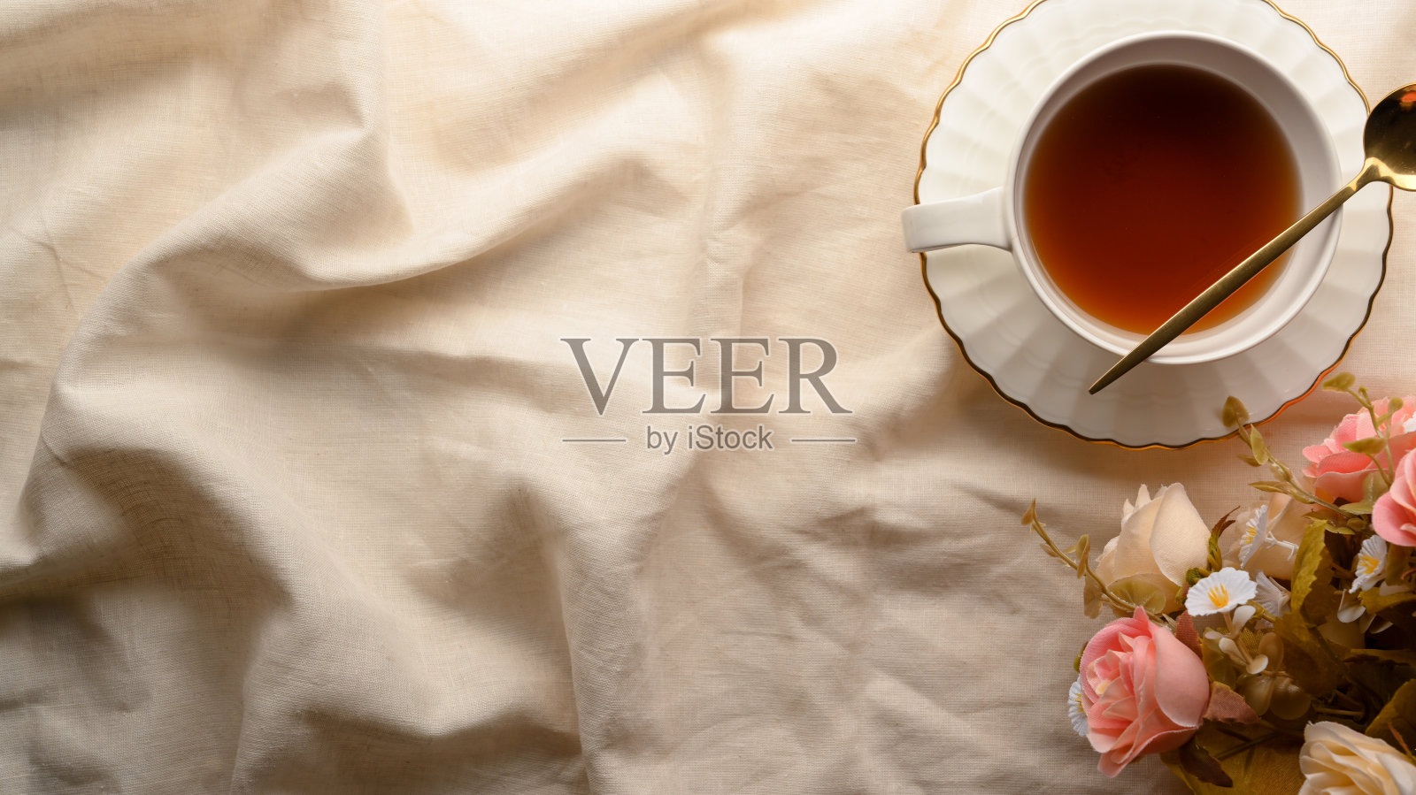 英式下午茶桌，配有漂亮的陶瓷茶杯照片摄影图片