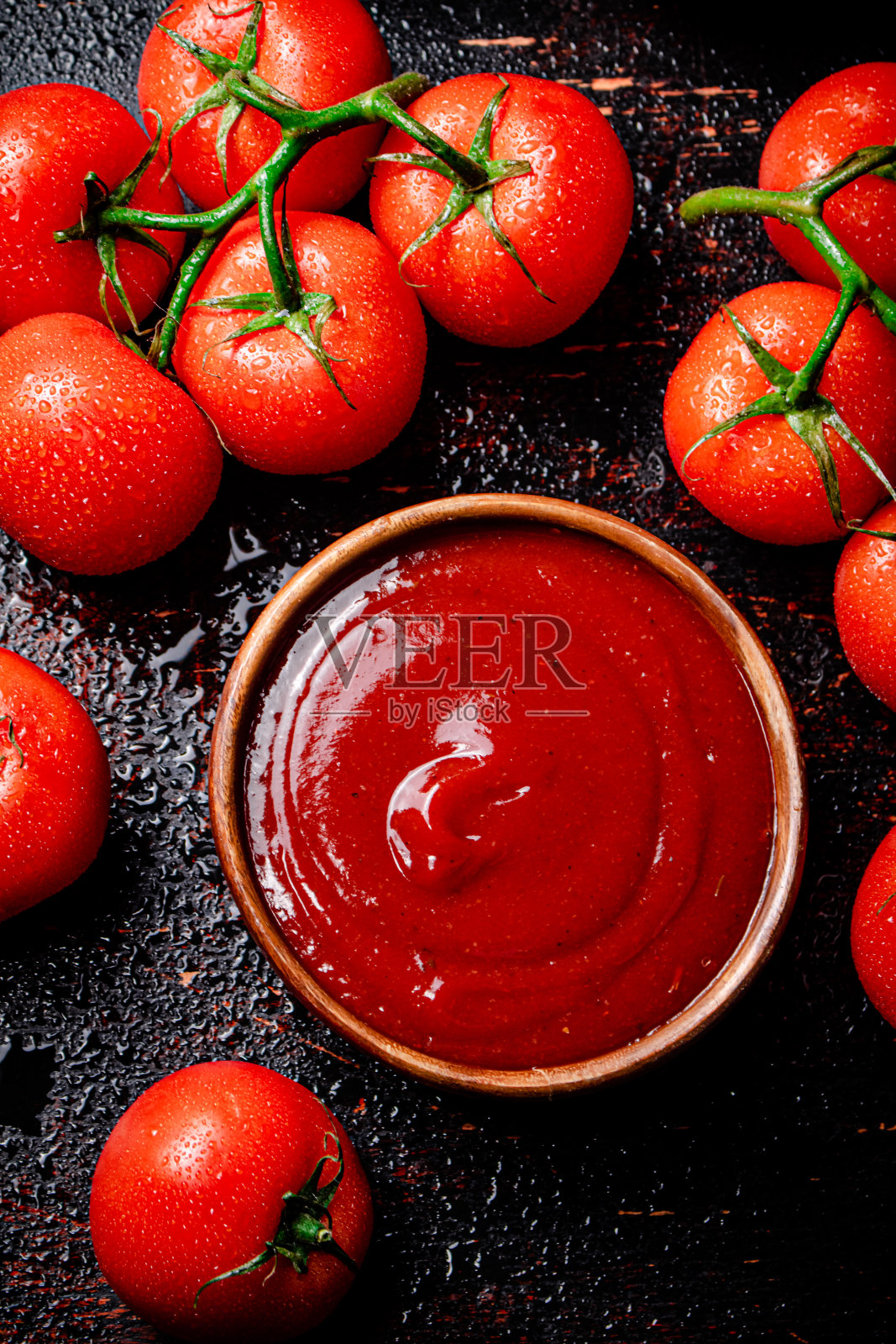 加了新鲜番茄的一种番茄酱。照片摄影图片