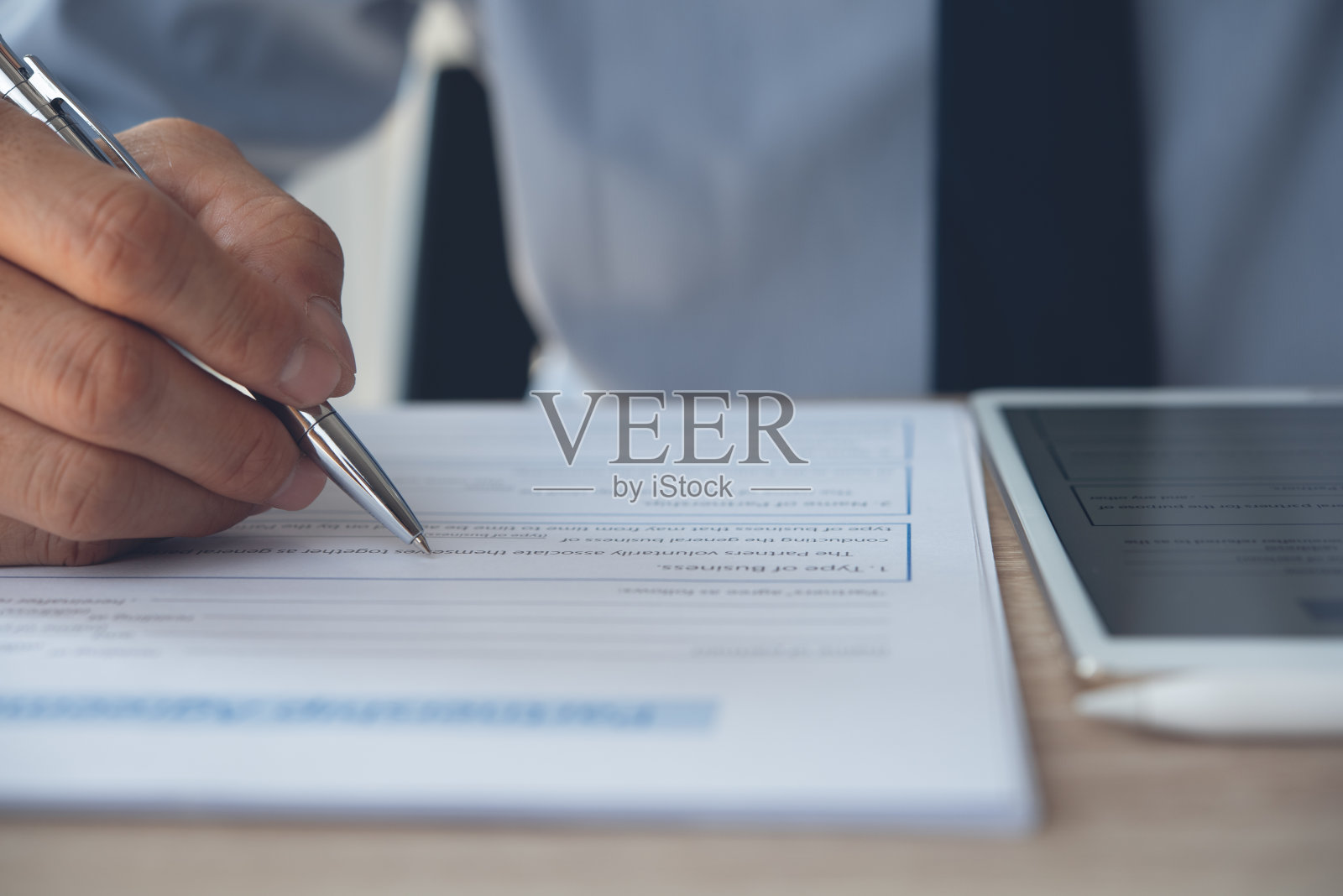 签订业务合同照片摄影图片