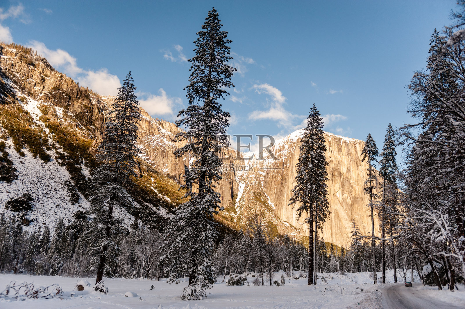 白雪覆盖的约塞米蒂山谷照片摄影图片