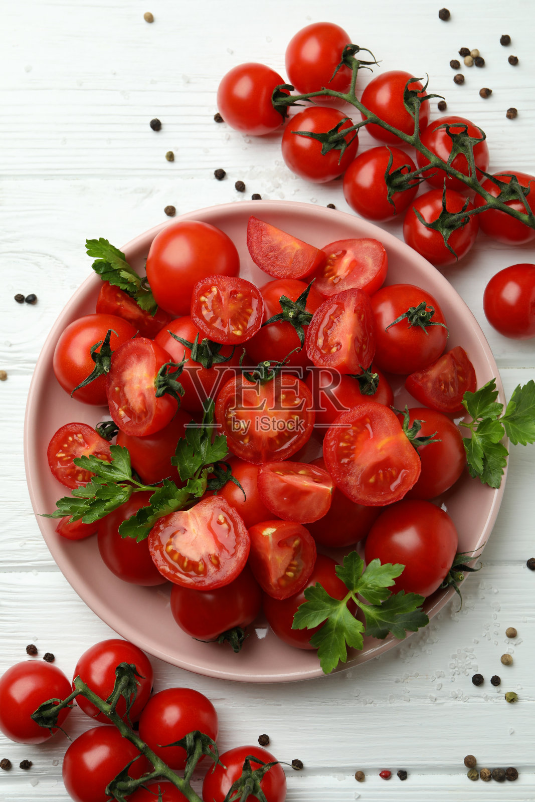 盘子与樱桃番茄在白色木制背景照片摄影图片