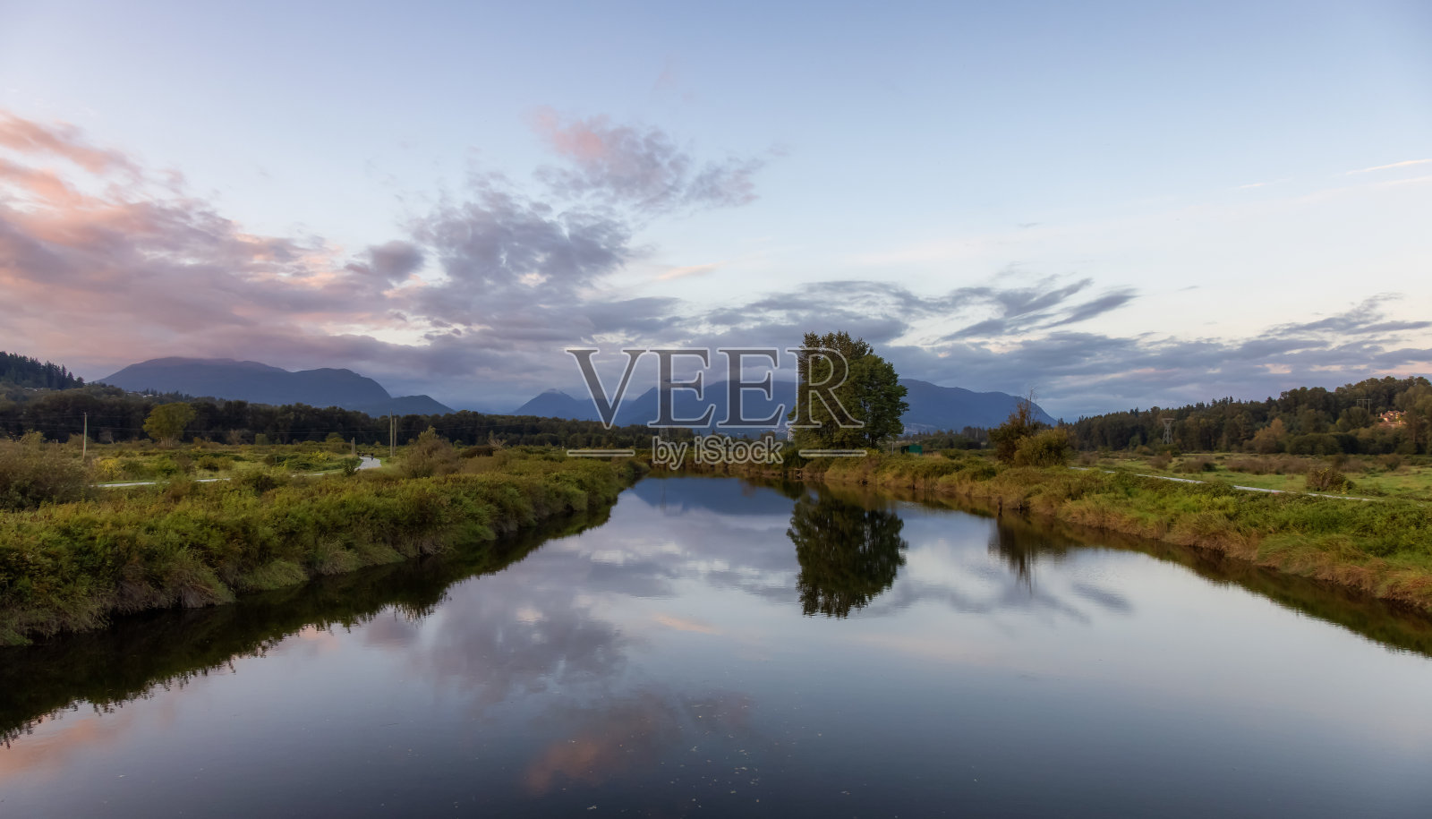 城市公园中的河流，绚丽的夏日日落照片摄影图片