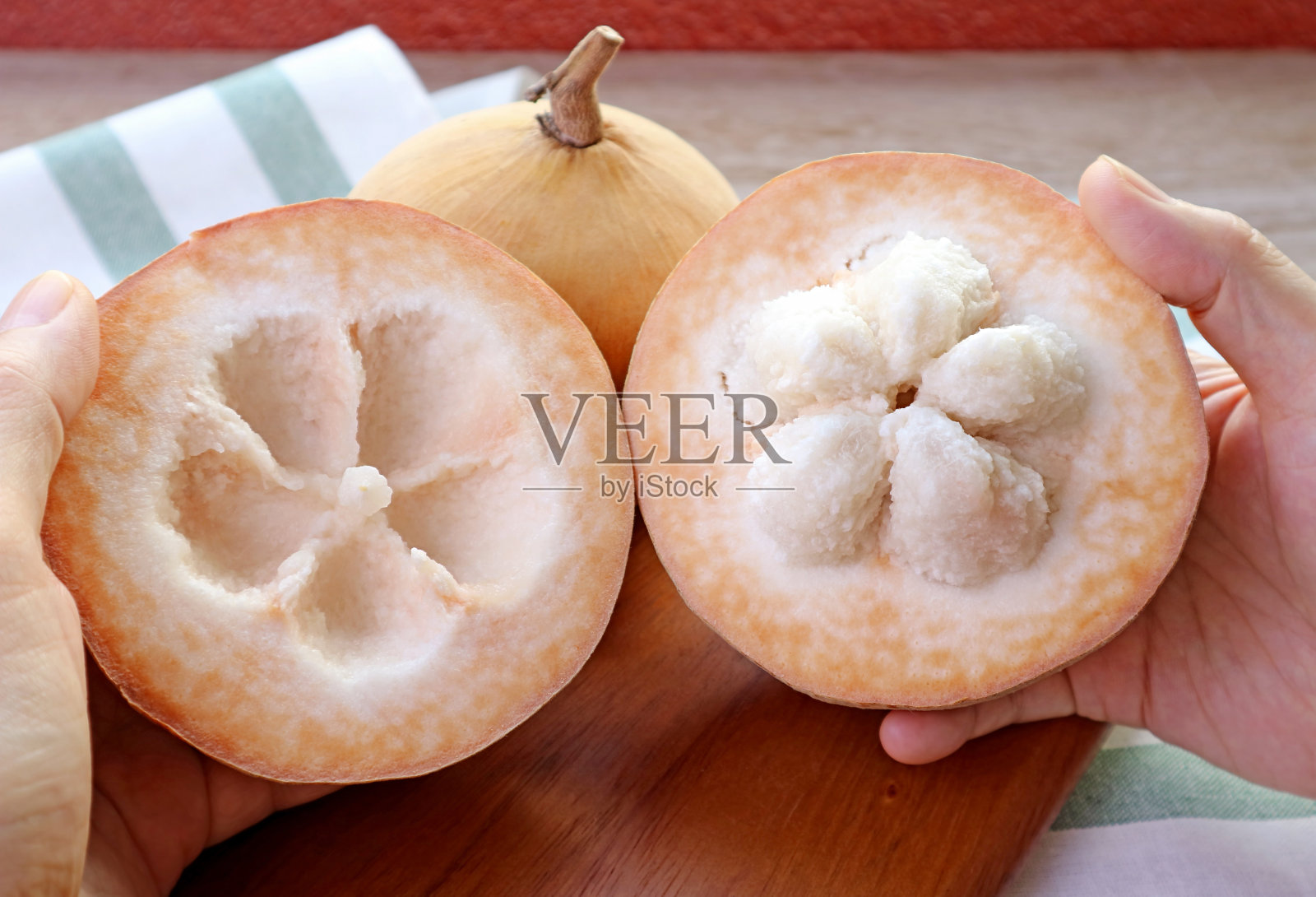 手打开美味的新鲜成熟的山竹果或野生山竹果照片摄影图片