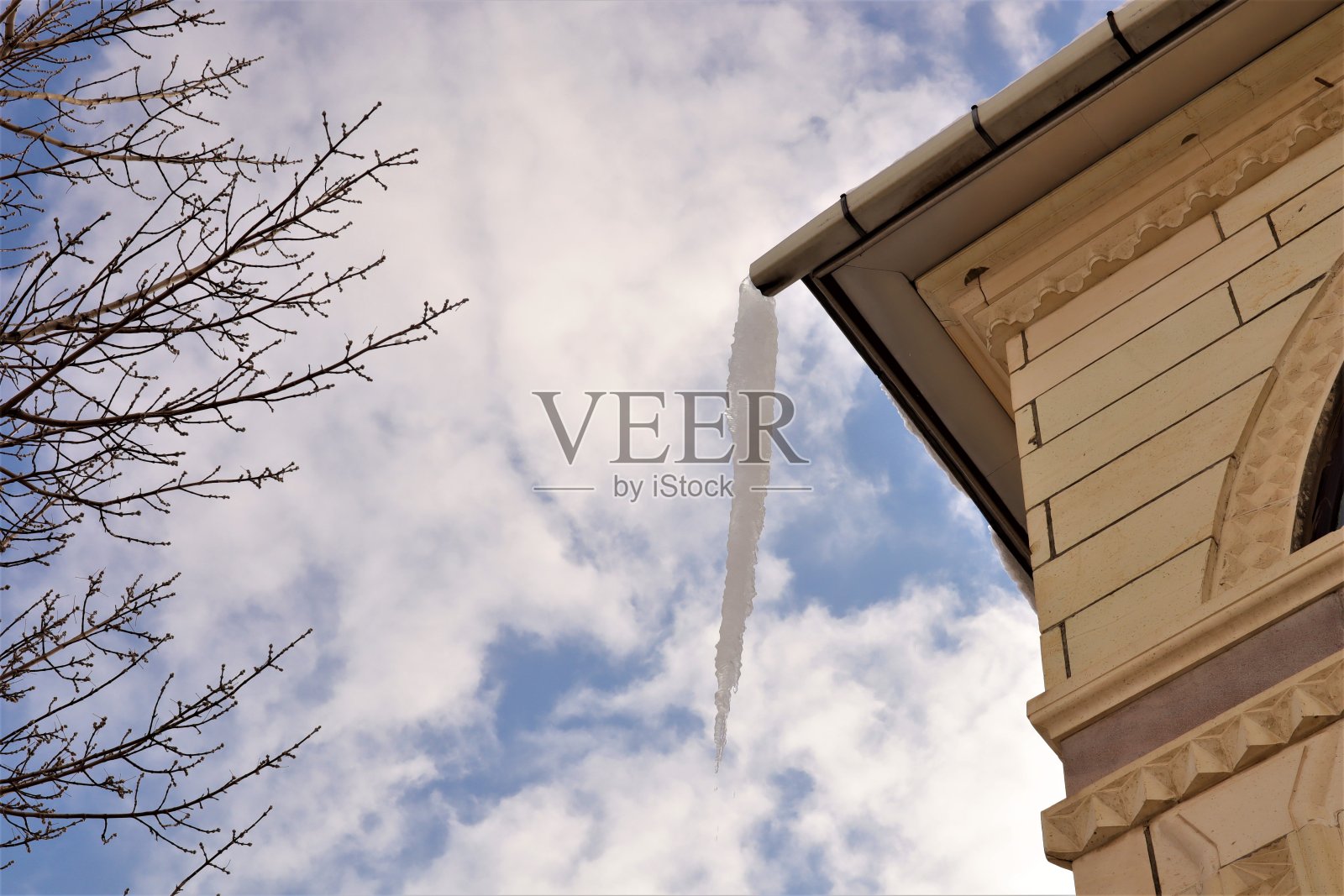 冰冻的落水管。你的排水沟在冬天可能遇到的常见问题。在土耳其埃尔祖鲁姆，雨水排水沟的落水管内形成了冰。寒冷的天气零下50摄氏度。雪、结冰、冻结照片摄影图片