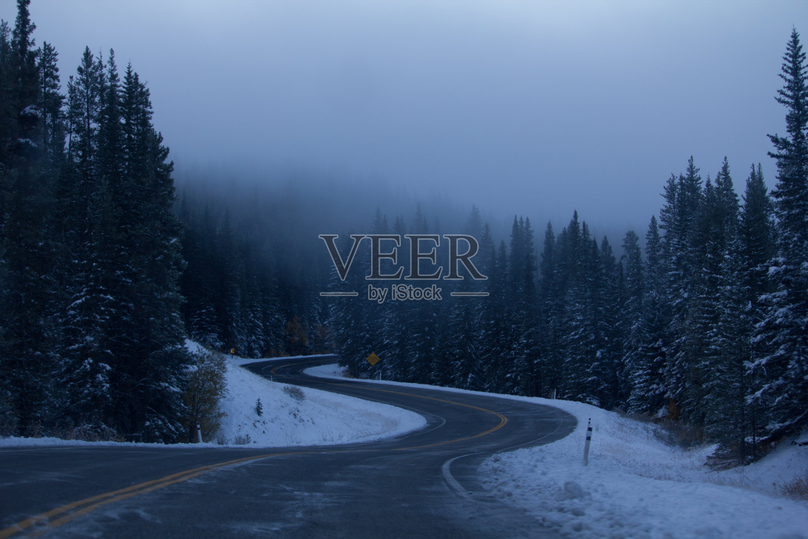 流浪在路上照片摄影图片