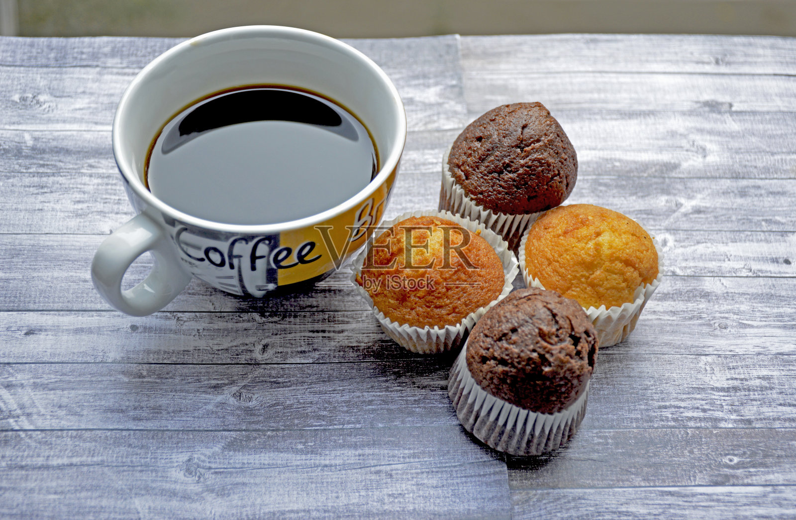 一块木板上放着松饼和一杯香喷喷的咖啡照片摄影图片