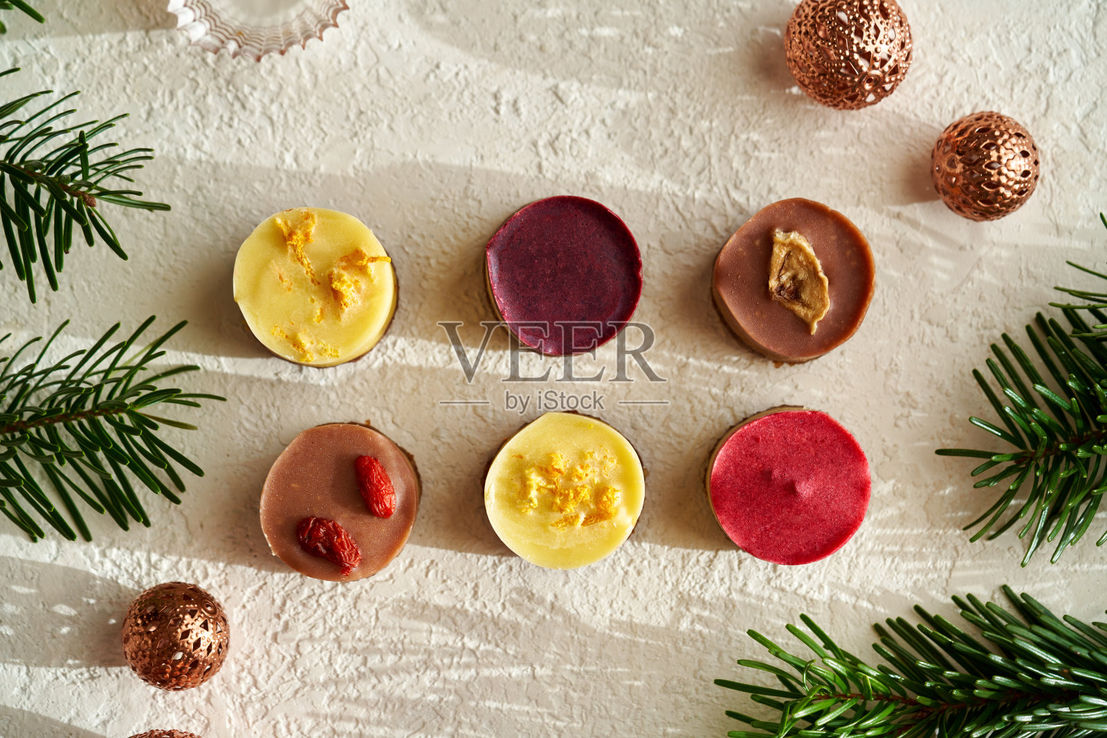 用柠檬、覆盆子、蓝莓、枸杞和香蕉制成的各种生素食圣诞甜点照片摄影图片