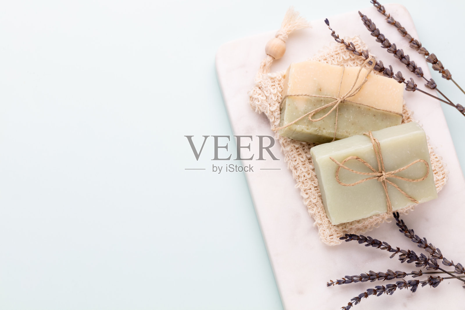 手工制作的天然草本香皂。照片摄影图片