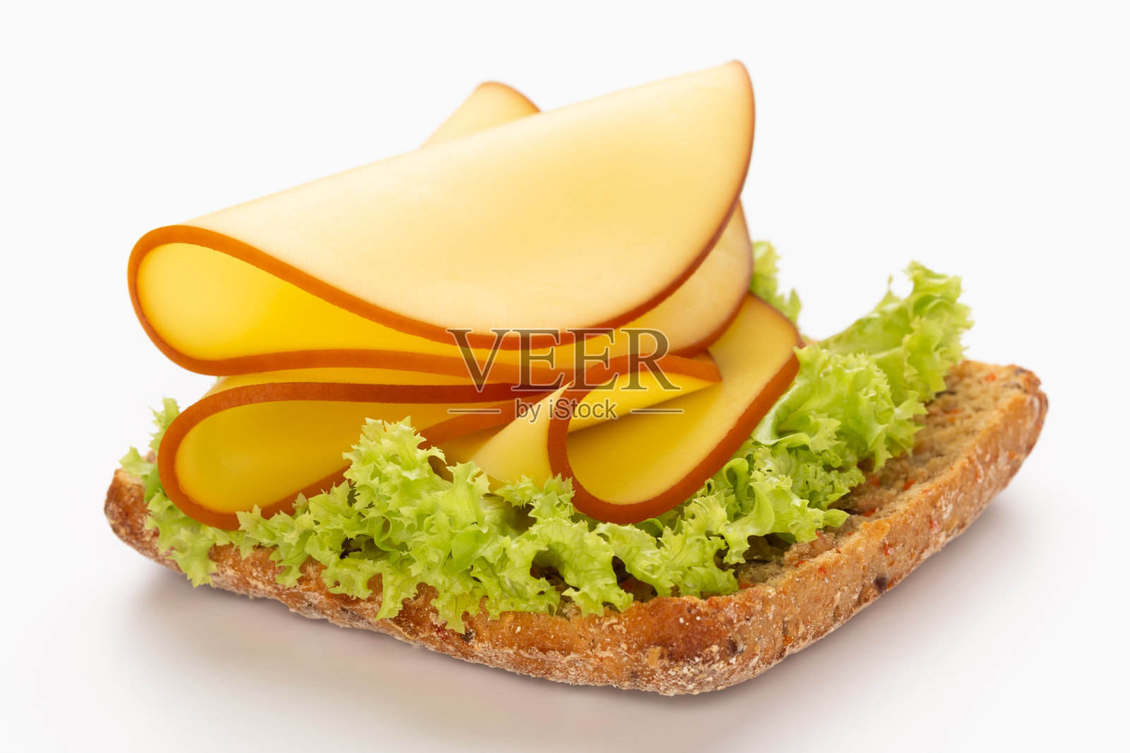 白色背景的生菜芝士三明治。照片摄影图片
