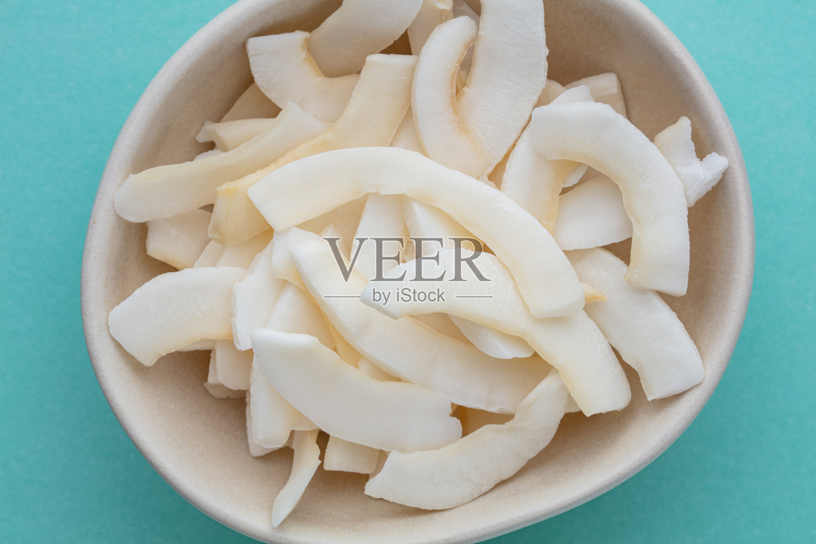 碗里的椰子片，留出文字拷贝的空间。照片摄影图片