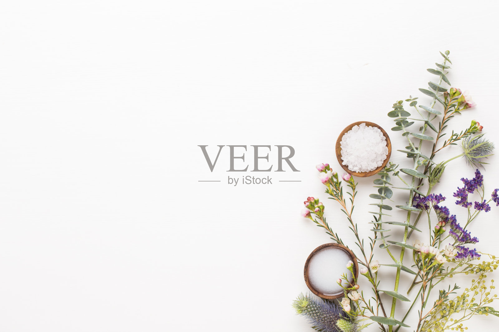 生物草药绿色化妆品安排，海盐和手工化妆品。照片摄影图片