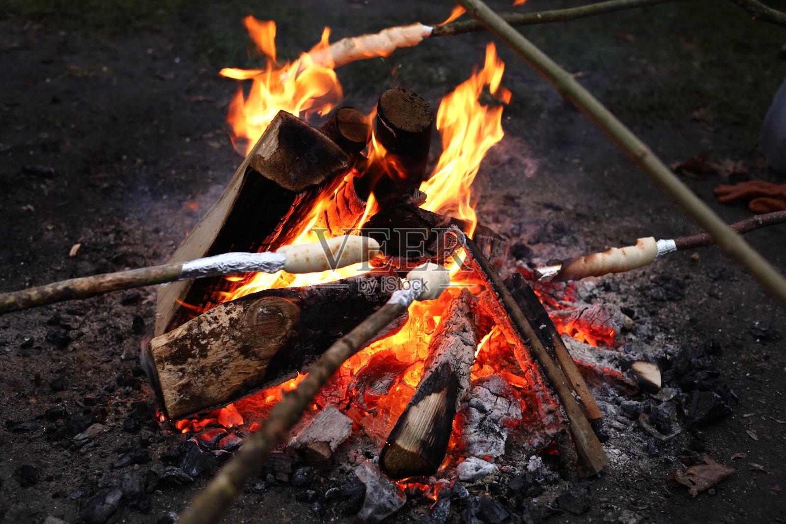 营火和面包棍照片摄影图片