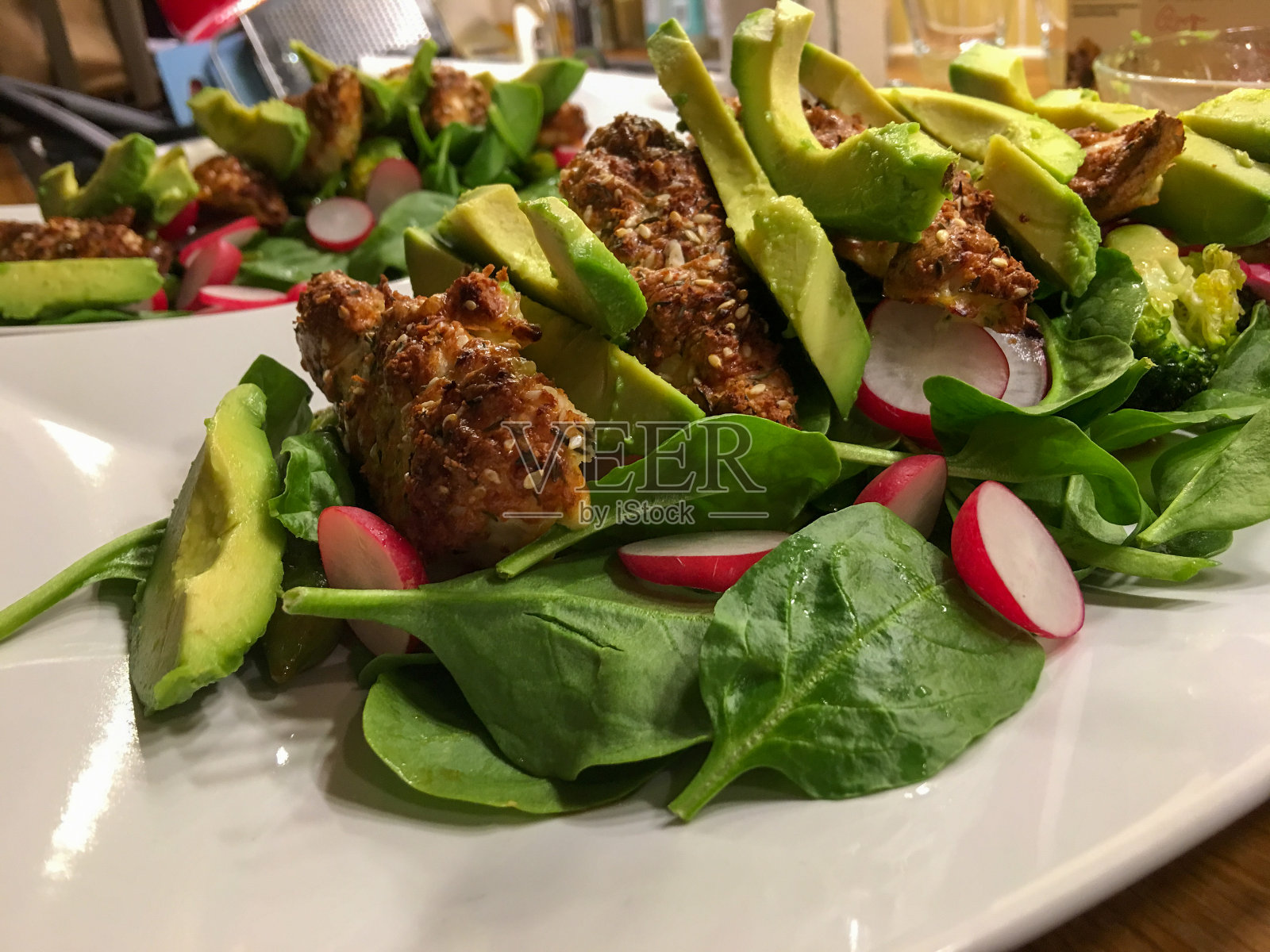 健康的牛油果萝卜鸡肉沙拉照片摄影图片