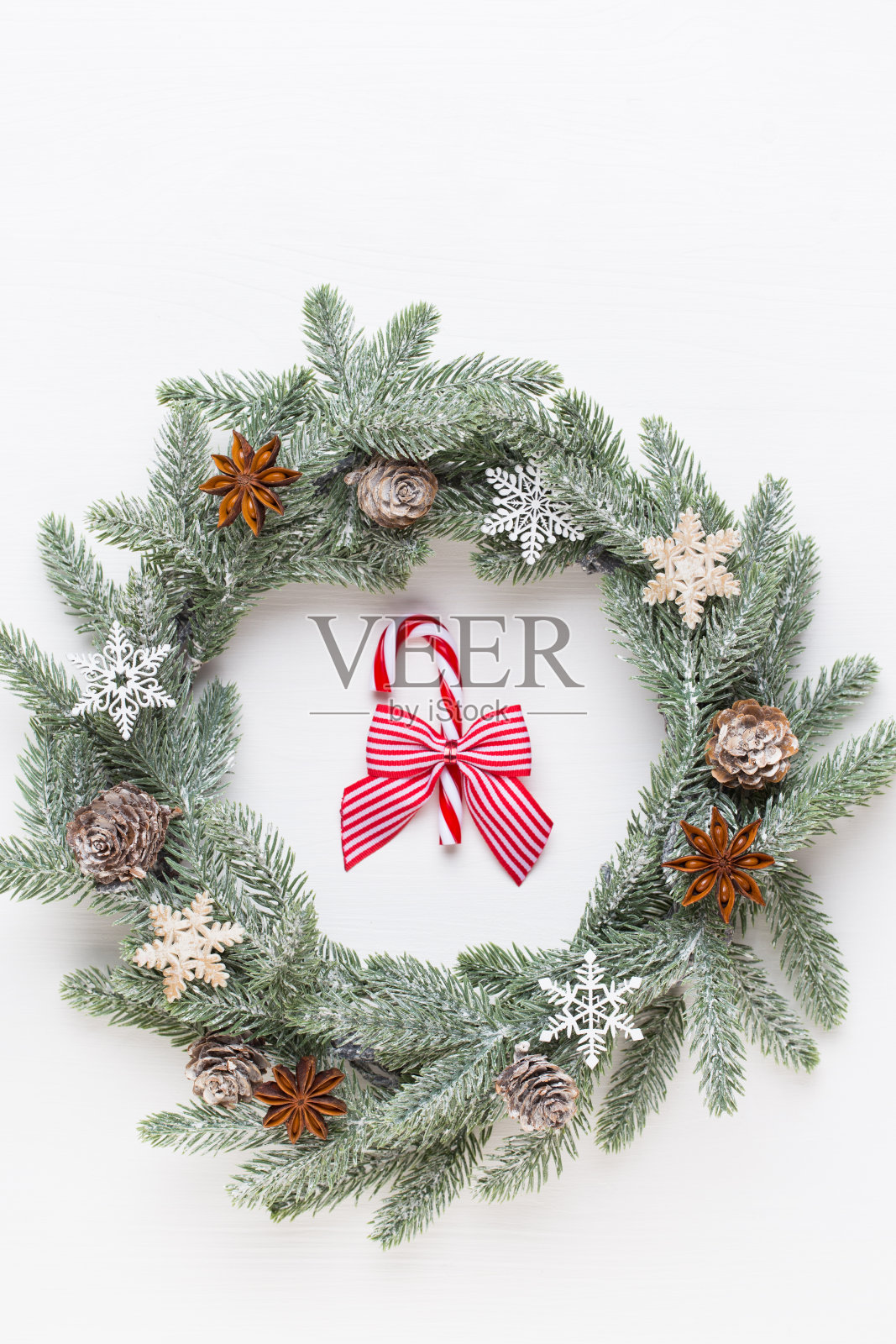 圣诞花环。白色背景上的圣诞装饰。平躺，俯视图照片摄影图片