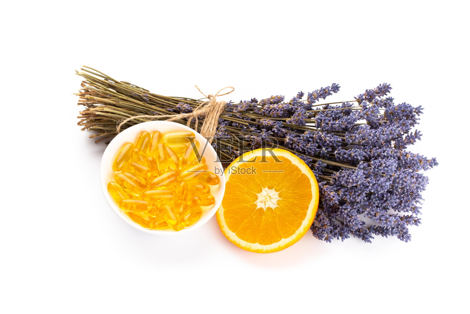 薰衣草水疗产品与干薰衣草花在一个孤立的背景。照片摄影图片