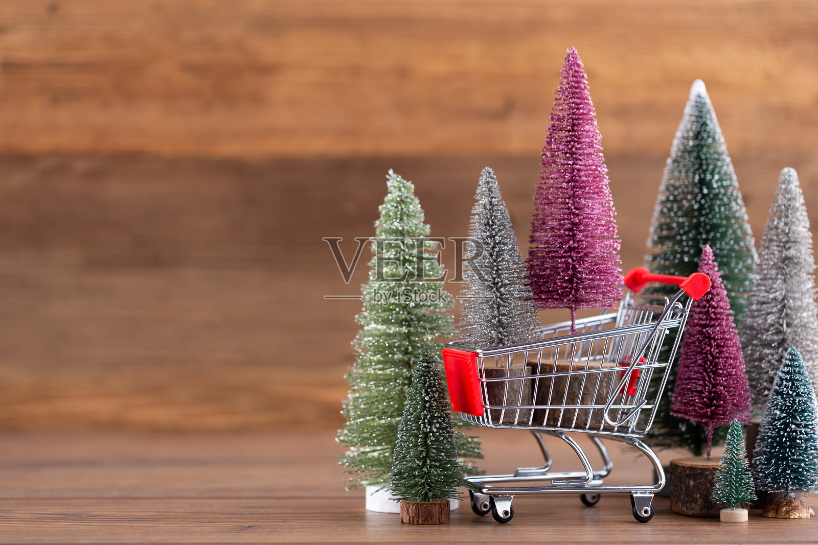 木制的彩色圣诞树，散景背景。照片摄影图片