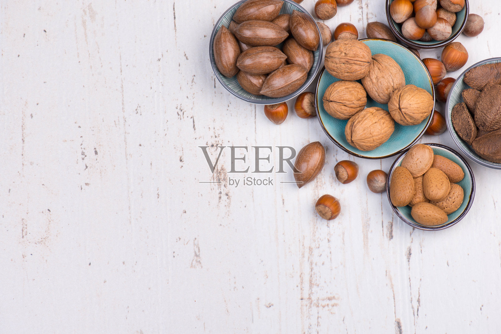 混合坚果，如榛子，核桃，山核桃和巴西坚果，健康的食物，素食照片摄影图片